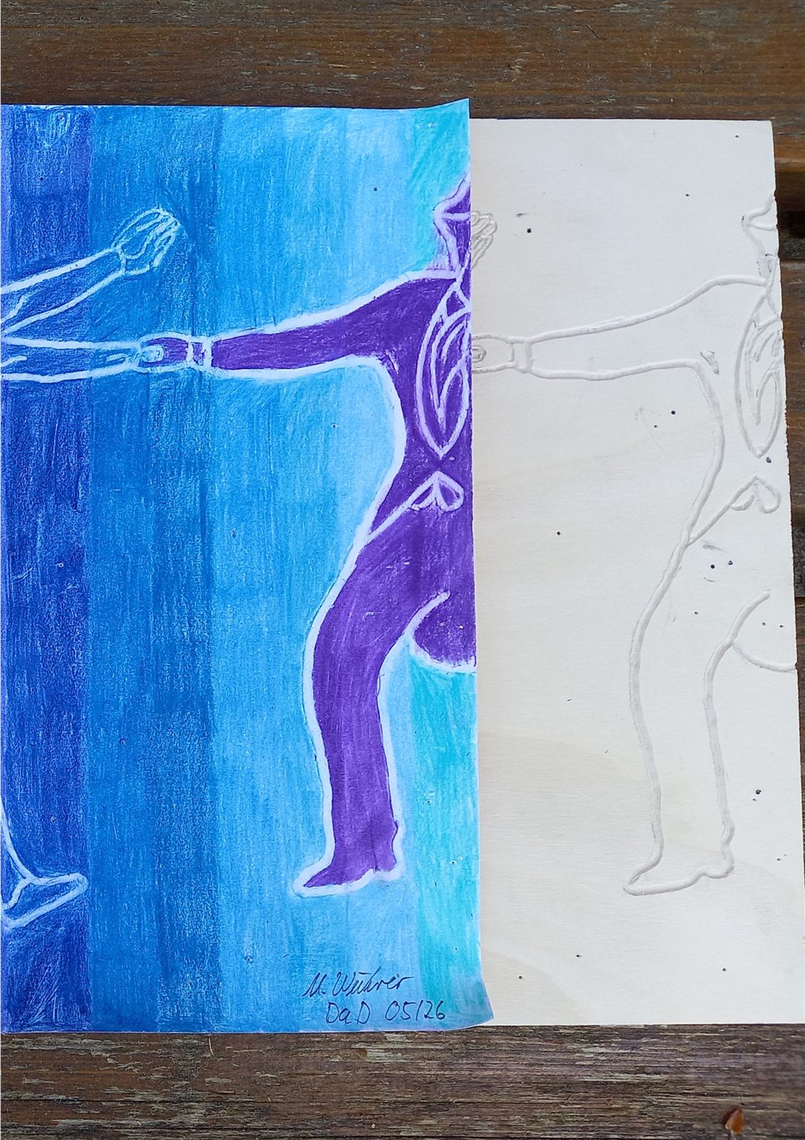 Frottage einer tanzenden Figur in Blau- und Violetttönen, daneben die Platte mit der erhabenen Kontur des Motivs