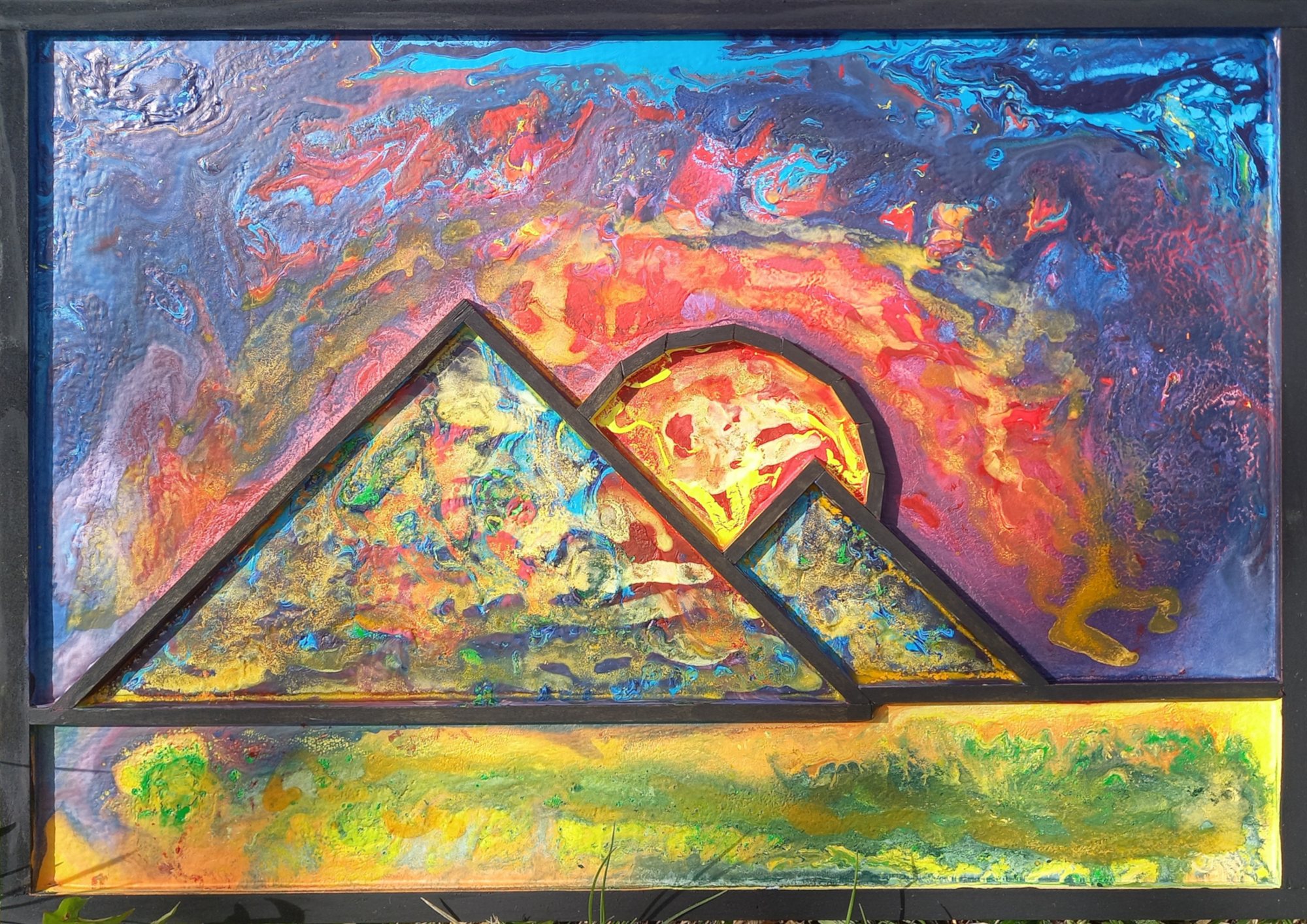 Gemälde mit zwei dunkel umrahmten Pyramiden vor glühender Sonne und farbintensivem Himmel in Blau, Rot und Gelb